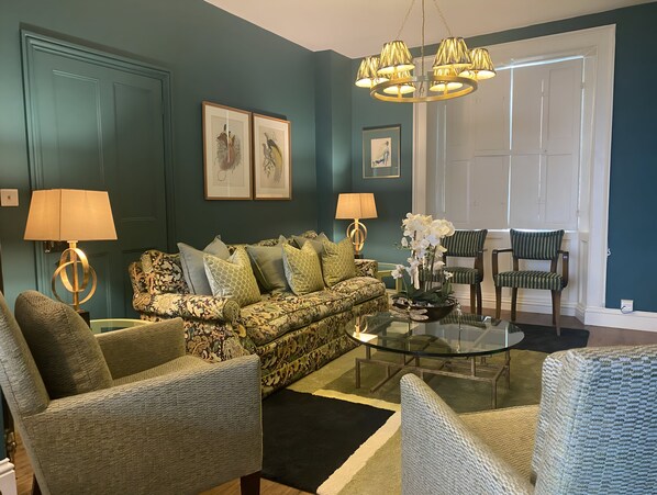 Elegant Living Room with plenty space to relaxe