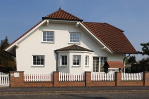 Außenseite Ferienhaus [Sommer]