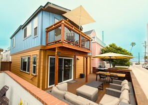 Large view of the bay while relaxing on the front raised patio decking. Dine outside and enjoy watching the sail boats. 