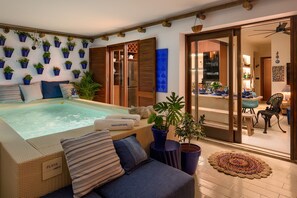 Entrance terrace with private Laggetto pool.