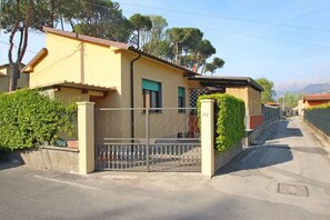 Building Exterior, Garden