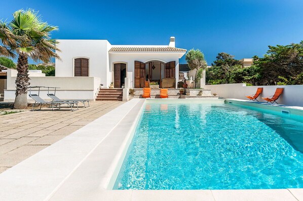 Pool und Meerblick
