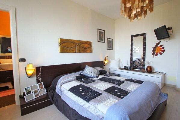 Picture Frame, Property, Furniture, Comfort, Building, Lighting, Interior Design, Bed Frame, Wood, House