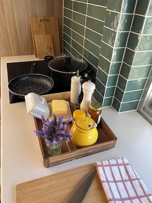 Delightful breakfast options: cook bacon and egg or tasty local toasted muesli.