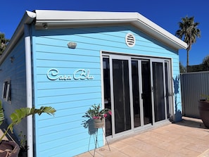 Casa Blu: surrounded by tropical plants, inviting you to relax and recharge