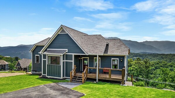 Tucked Inn is located among the selective Retreats at Deerview Trail and enjoys privacy and expansive views of Mt LeConte