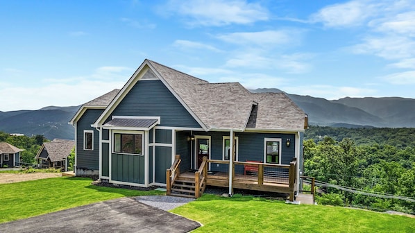 Tucked Inn is located among the selective Retreats at Deerview Trail and enjoys privacy and expansive views of Mt LeConte