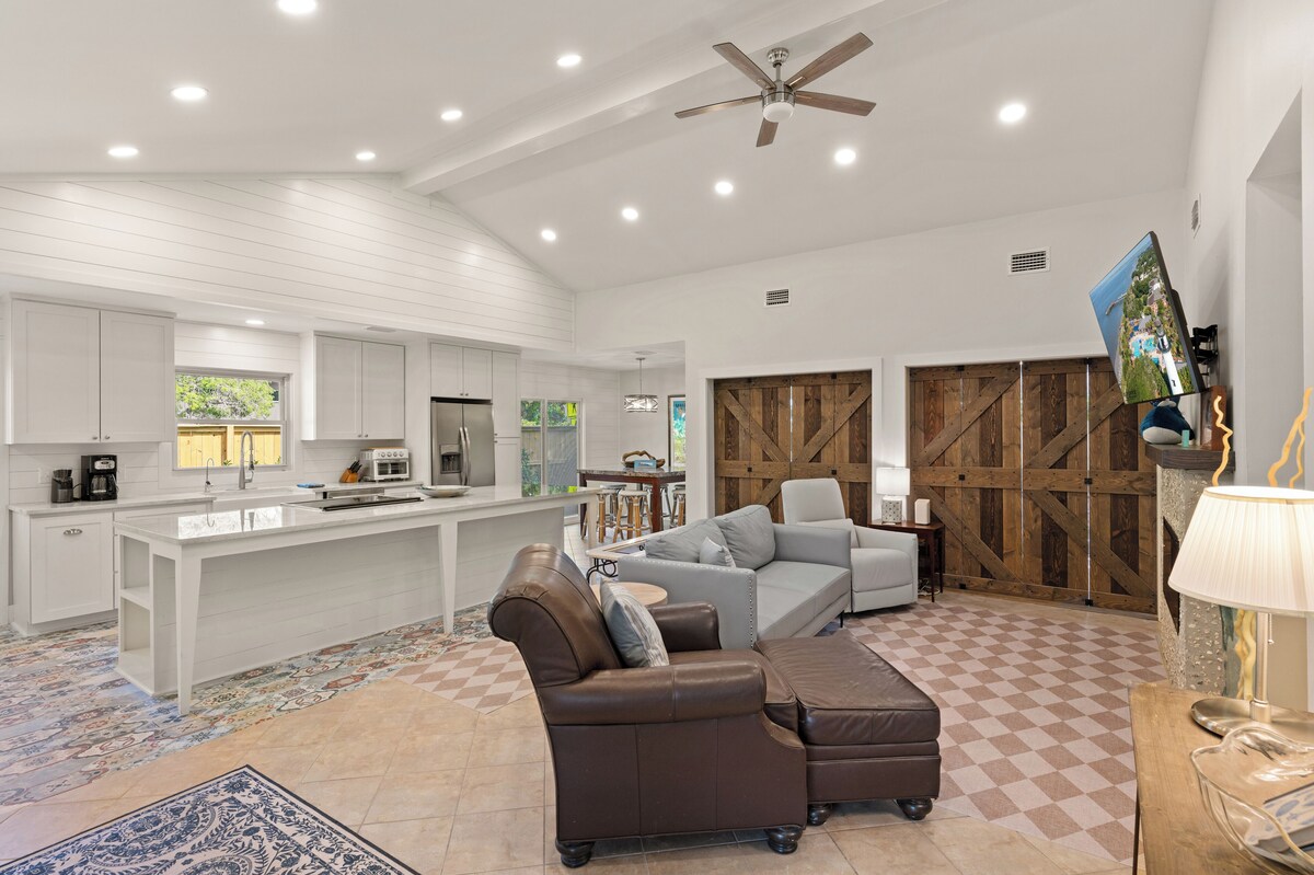 Charming Village Home sleeps 8 with Pool