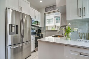 Kitchen | Central Air Conditioning/Heat | Free WiFi | Electric Fireplace