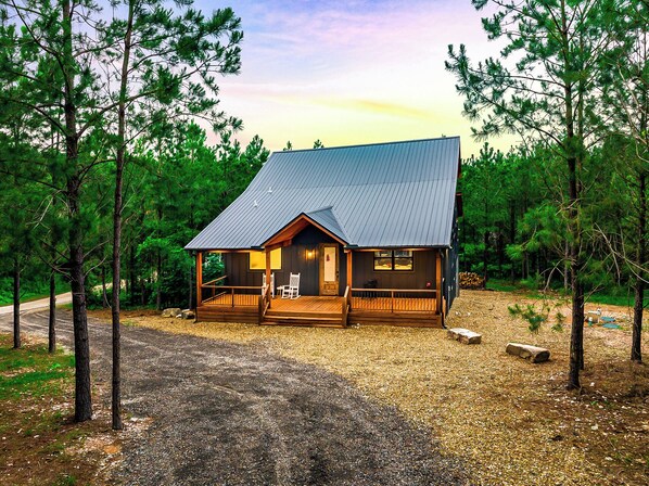 Welcome to Marshmallow Pines, a trendy 2-bedroom modern farmhouse cabin, tucked away in the heart of Hochatown!
