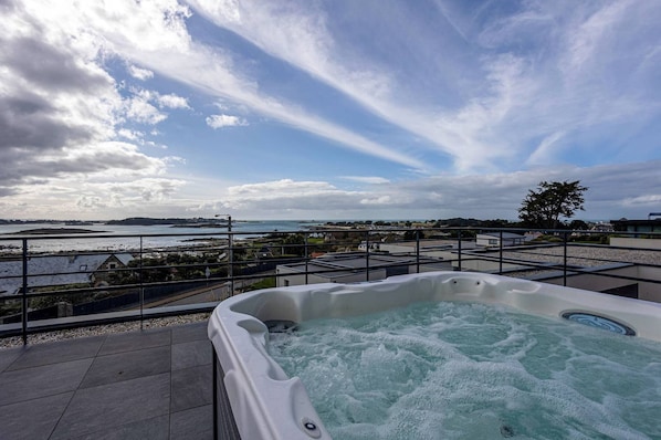 Villa with spa and sea view