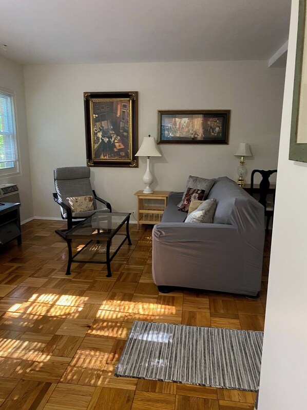 Lovely appointed one bedroom home/private entrance close to D.C. attractions.
