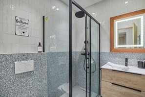 salle de bain avec douche et toilette