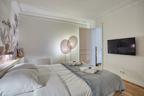 Chambre avec lit 160 cm et télévision