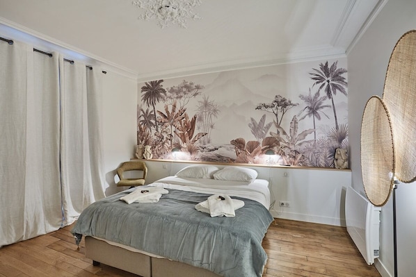 Chambre avec lit 160 cm et télévision