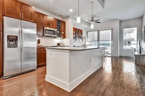 Midtown Atlanta 1 Bedroom Kitchen