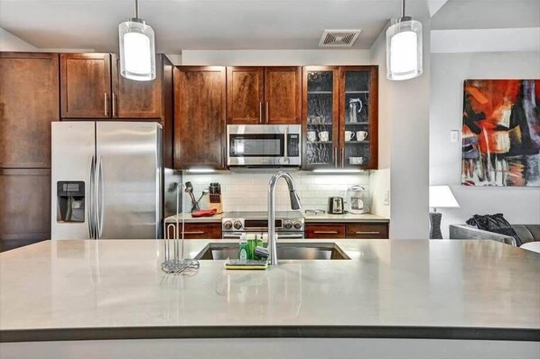 Midtown Atlanta 1 Bedroom Kitchen
