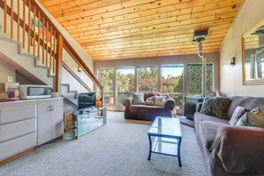 Living Area | Flat-Screen TV | 1st Floor