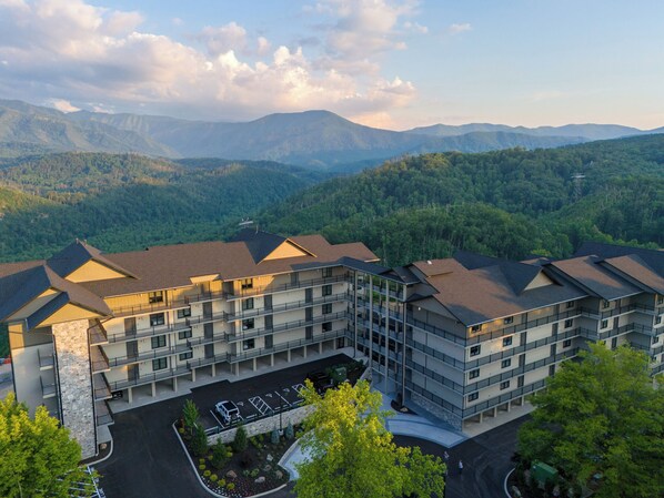 Welcome To Highlands! Panoramic Views Of The Smokies Await!