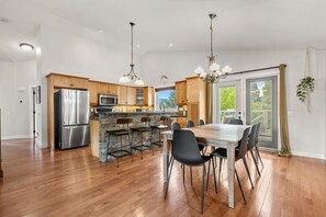 Full kitchen stocked with loads of appliances (incl. an air fryer, KitchenAid mixer & pasta maker!)