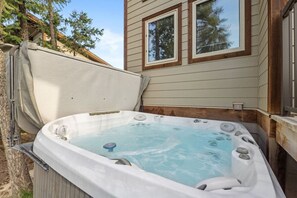 Private hot tub (new 7-person tub installed April 2025)