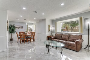 Living Room | Smart TV | Free WiFi | Central A/C & Heating
