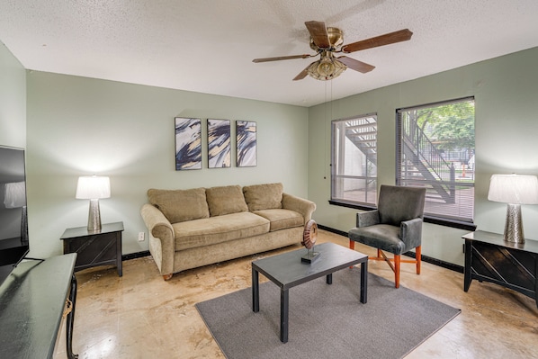 Dallas Vacation Rental | 1BR | 1BA | 800 Sq Ft | 1 Step to Enter