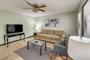 Living Room | Flat-Screen TV | Free WiFi
