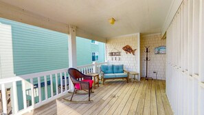Lower Level deck/ entry Seating