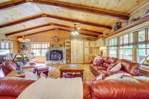 Living Room | Free WiFi | Central A/C & Heat