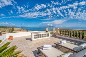 Villa mit spektakulärer Terrasse in Son Serra de Marina