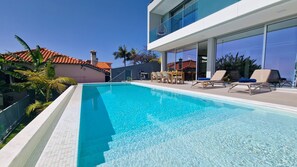 Dive into bliss with our pristine pool view at Villa Obra Prima, where blue skies meet shimmering waters for ultimate relaxation #pool #oceanview# funchal'sbay #outdoorfurniture