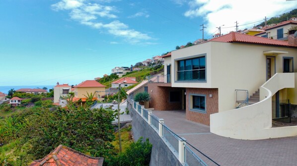 Stunning Capelas House by Lovelystay: Modern 3-bedroom with sea views, BBQ area, and free WiFi. Perfect for a luxurious getaway #capelashouse #campanário #bbq #3bedrooms