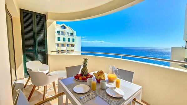 Experience luxury living at Glorious Apartment in prime Estrada Monumental, steps away from Forum Madeira. This stunning 3-bedroom abode boasts a charming balcony overlooking the ocean and a refreshing pool. #oceanview #pool #parkingincluded