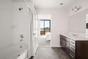 South Arlington Arlington 1 Bedroom Bathroom