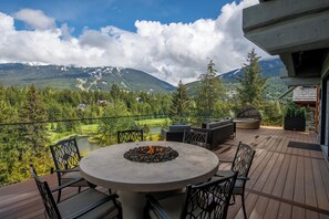 Upper deck firepit table, gather round in the evening and stay warm. 