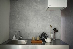 2 bedrooms (with washstand)