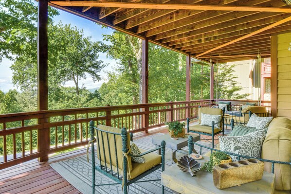 Cashiers Vacation Rental | 2BR | 2BA | Stairs Required | 1,500 Sq Ft