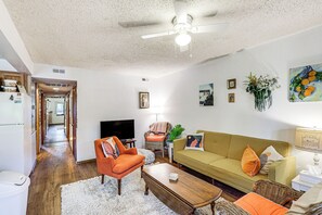 Living Room | Futon | Free WiFi | Smart TV | Single-Story Unit