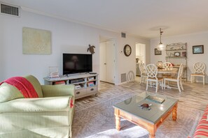 Living Room | Queen Sleeper Sofa | Smart TV | Free WiFi | Books