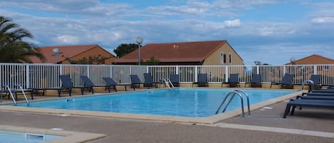 Piscine sécurisée + pataugeoire et transats