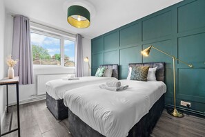 Bedroom no. 3 with zip & link beds (either a super king size bed when linked or 2 separate singles) (2)