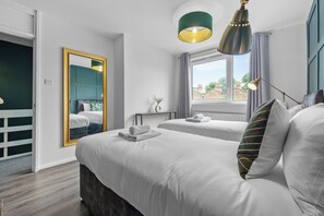 Bedroom no. 3 with zip & link beds (either a super king size bed when linked or 2 separate singles) (1)