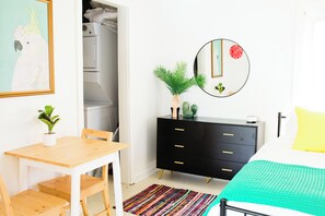 We didn't forget the decor details in this studio apartment.