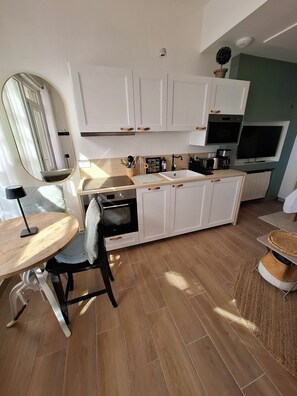 STUDIO CLASSÉ3 *** EN 2024
CUISINE EN BOIS BLANCHE TOUT ÉQUIPÉE 
BELLE DÉCO