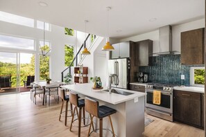 This stylish, fully equipped kitchen has all the essentials. Perfect for morning coffee, family meals, or late-night snacks in comfort and style