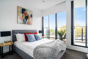 Double bedroom with a large wardrobe and access to the balcony.