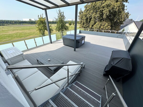 Unique roof terrace - 90 m²: Luxurious Vortex whirlpool with breathtaking views. (1)