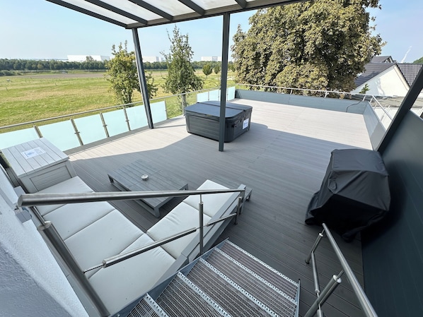 Einzigartige Dachterasse - 90 m²: Luxuriöse Whirlpool der Fa. Vortex mit atemberaubenden Ausblick. (1)
