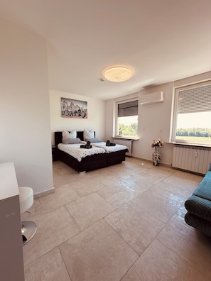 Sleeping option 1: 1 double box spring bed, 1 sofa bed (1)